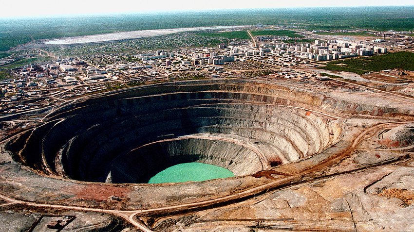 世界一大きい落とし穴　ダイヤモンド採掘場